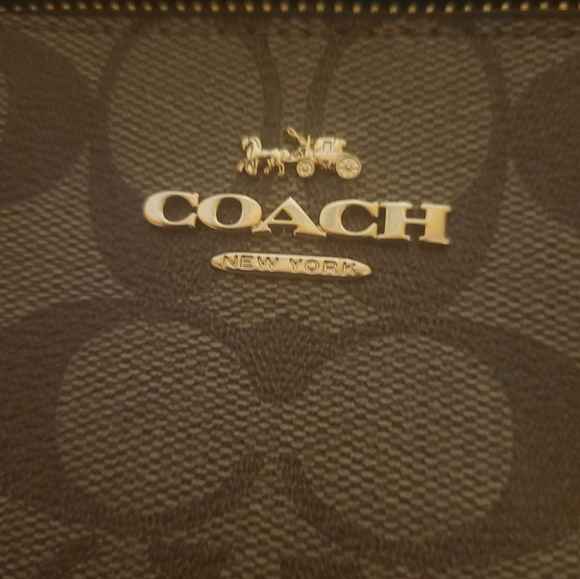 Coach - Large Corner Zip Wristlet In Signature Canvas with electric red - Picture 8 of 11